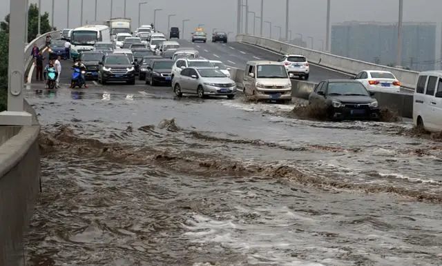 小心驶得万年船，暴雨天开车需要注意这几点，再看一次加深记忆
