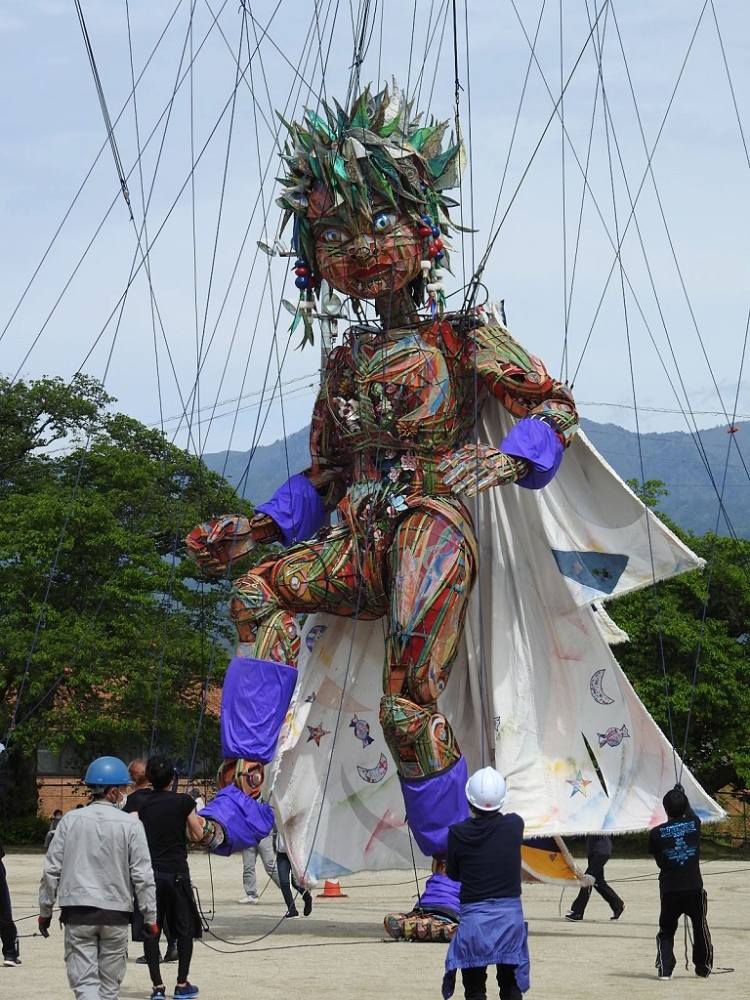日本丨巨头空中飘,艺术家的脑回路你不懂