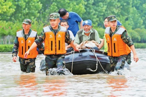 哪里有灾情哪里就有子弟兵八千多名官兵奋战抗洪一线