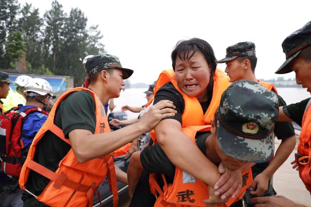 直击河南抗洪一线:有隧道口大量车辆被淹,铲车变摆渡船救人