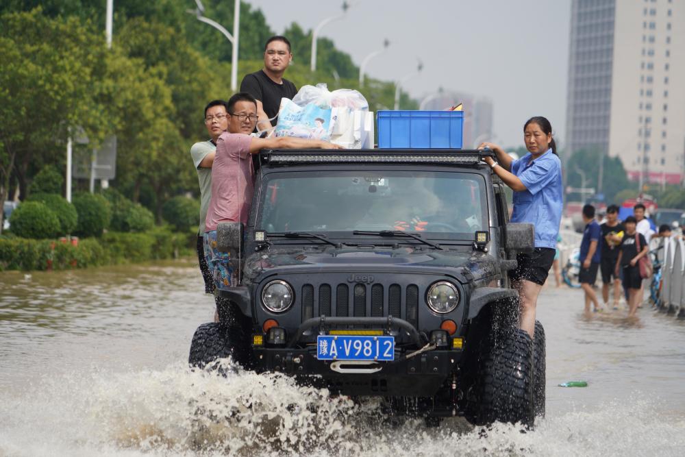 南都記者 陳沖 攝7月22日,因鐵路停運,滯留在鄭州火車站近2天的旅客.