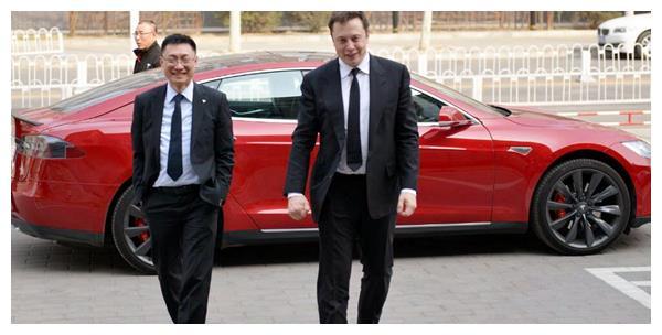 “富豪”马斯克大学一贫如洗，为追校花做出两决定，爱情事业双赢