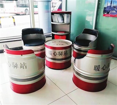 机油桶变身“前卫”座椅（图）