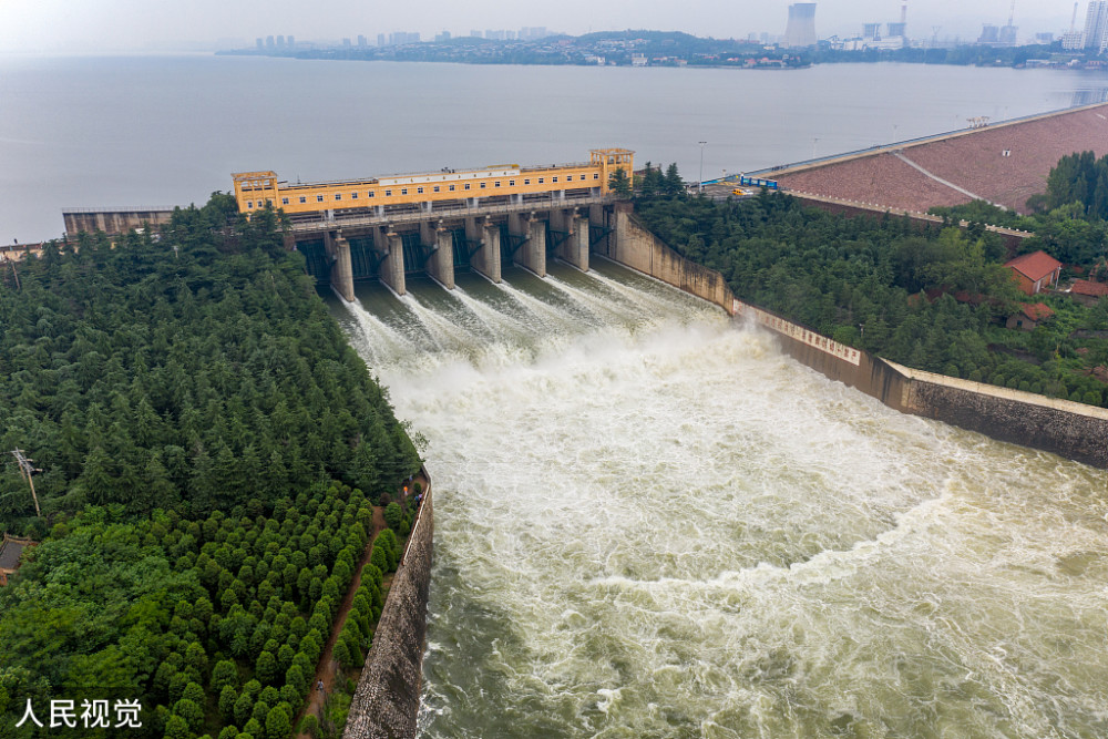河南平顶山白龟山水库开闸泄洪