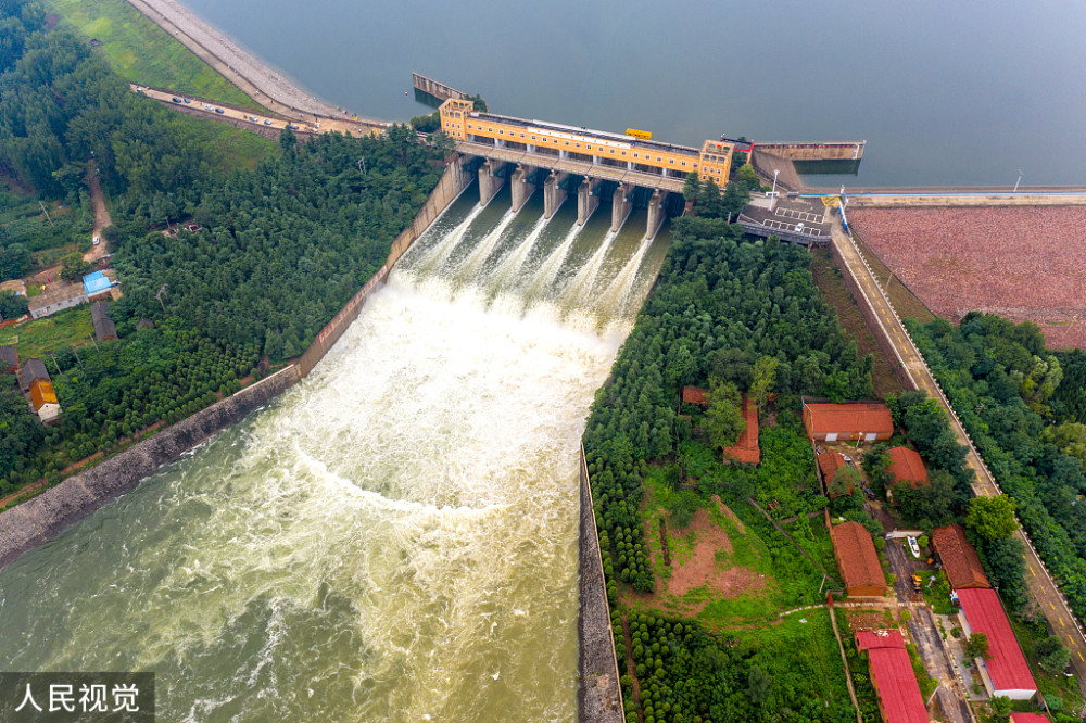 河南平顶山白龟山水库开闸泄洪