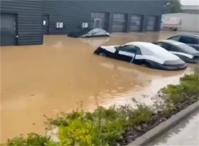 郑州某4S店被水淹，清一色保时捷，911居多，每台车都泡水贬值无人管