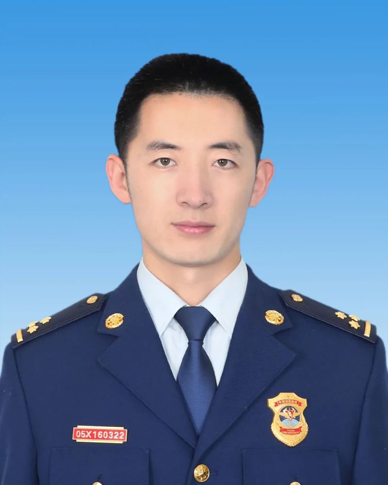 刻下了深邃的印记,一缕缕清晨的阳光,照亮的不是他们半梦半醒的朦胧