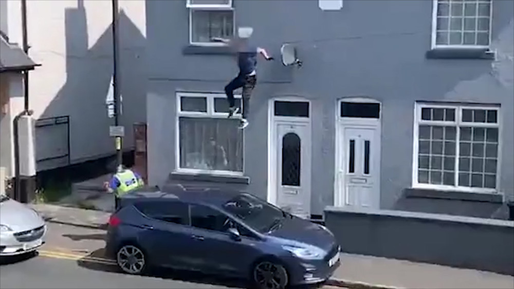 英国一名男子为躲避警察不慎从2层楼屋顶摔下
