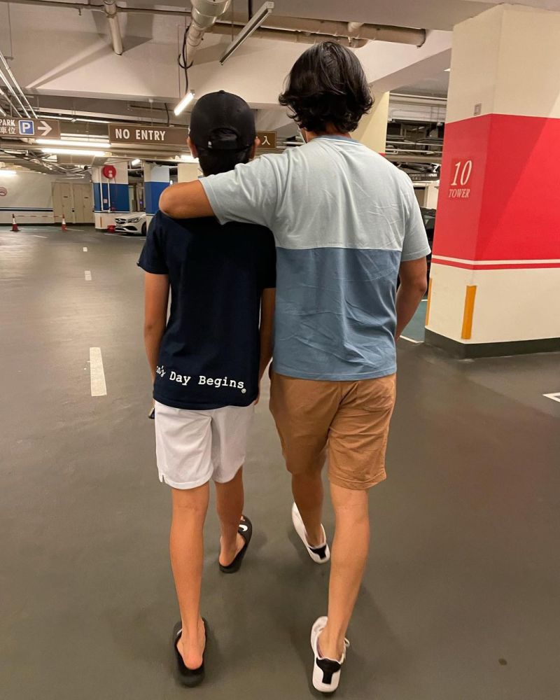 与儿子的背影合照,不过父子俩就不是牵着,而是徐荣用手搂着儿子的肩膀