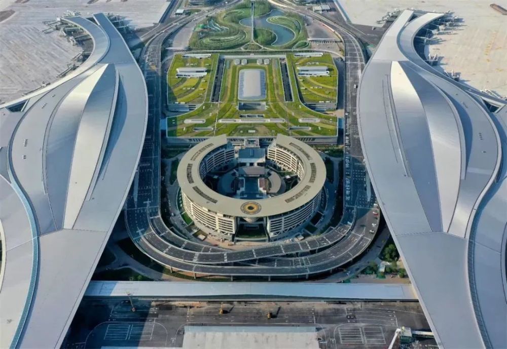 成都形象的新窗口新地标成都天府国际机场正式通航并投入运营