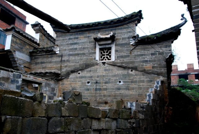 七里镇是赣州市章贡区水东镇下辖村,距离赣州主城区3.5公里.