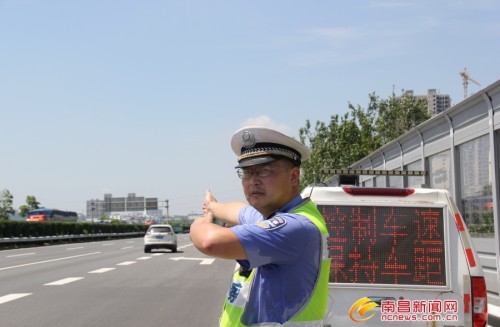 汗流浃背指挥交通 高速交警无惧变"焦警(图)