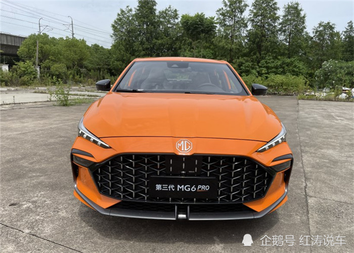 新款名爵6 PRO猎鲨前脸很凶狠，自带黑色大尾翼，比本田思域更运动