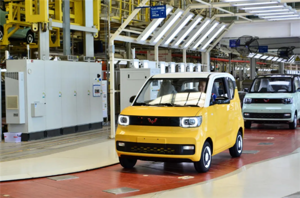 上汽通用五菱1-6月销量暴涨40％！宏光MINI EV两度问鼎全球第一