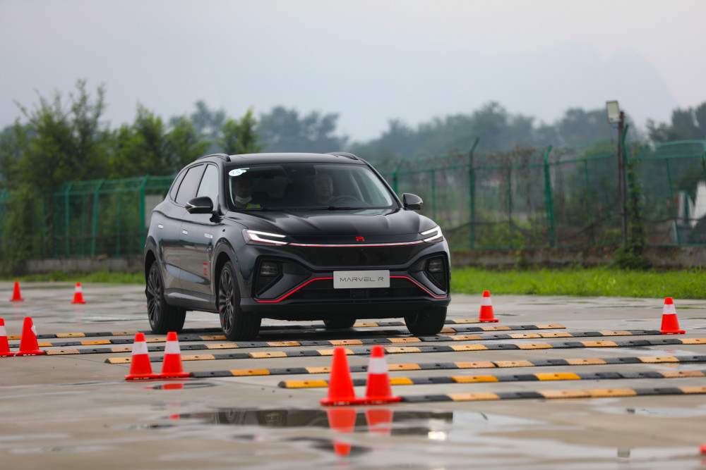 全铝底盘操控加分牛车网场地试驾r汽车marvelr
