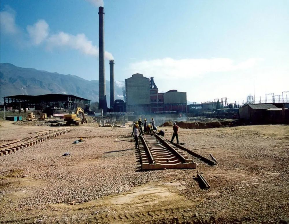 老一辈人用辛劳和智慧运送石料的车队1958年宣威电厂开建(开山采石)