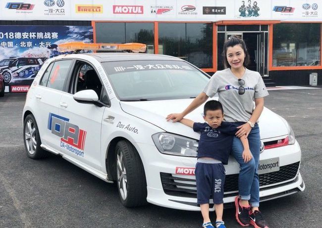 莫慧兰的丈夫是一名职业的赛车手,也是天路车队总裁,两人婚后生活非常