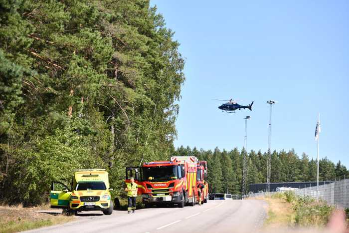 特种部队立即出动,在监狱外,可以看到一辆救护车,一辆消防车和一架