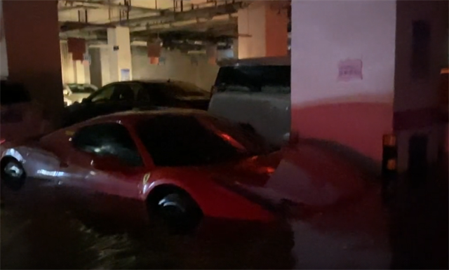 河南又一台超跑被淹，这次是法拉利488，水位没过车盖，车损达7位数