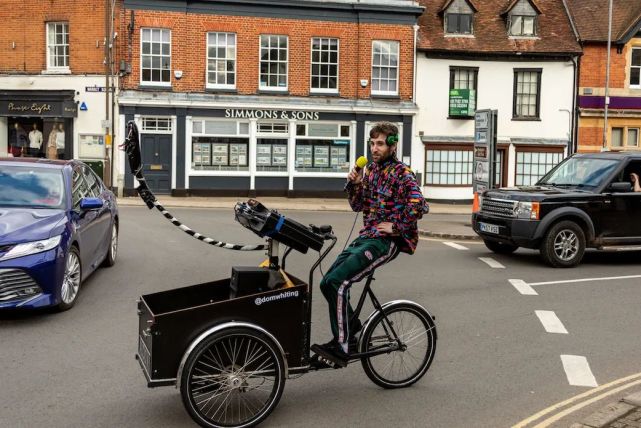 这个男人让五百人追着三轮车听他打碟