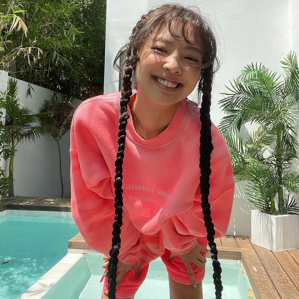 jennie"暴风"更新ins,双马尾长辫配荧光粉套装,肤色疑似美黑