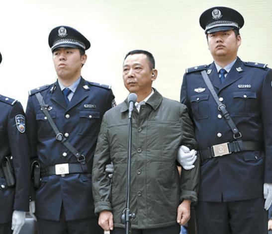 和当时的其他人一样,刘汉并没有受过什么教育,有钱以后的刘汉变的骄奢