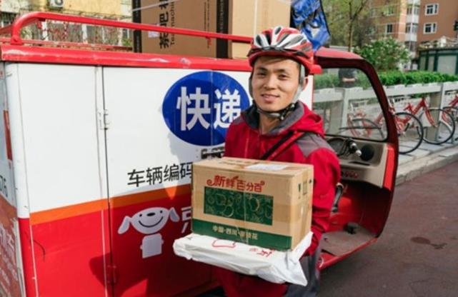 大学生很沙雕的收件人姓名个个是段子手心疼快递小哥三秒钟