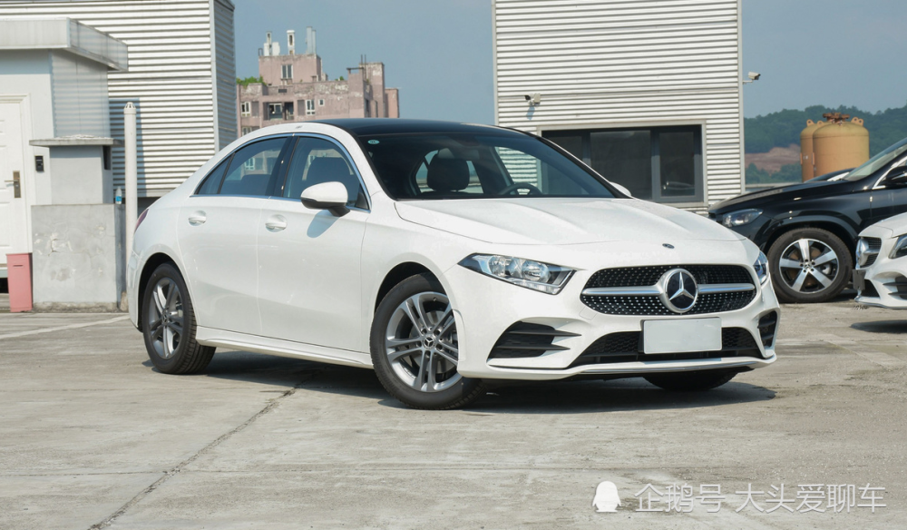 奔驰不要面子了！从21万下探至13万，配换挡拨片，油耗5.4升