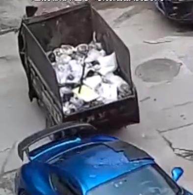 环卫工不慎撞上保时捷跑车 车主放弃索赔自己修