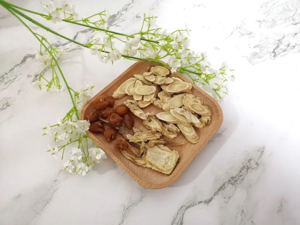 玉屏风茶材料:黄芪,防风,白术.