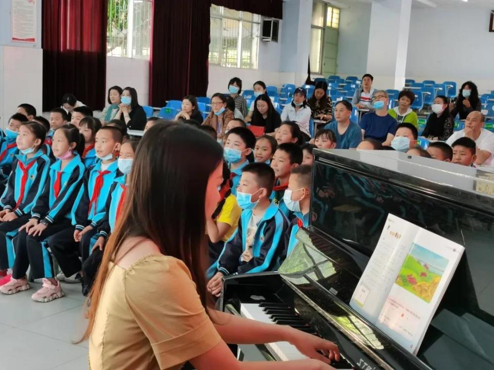 空枪新城人和街小学教师的作为与担当,杨逸老师远赴大山深处授业解惑