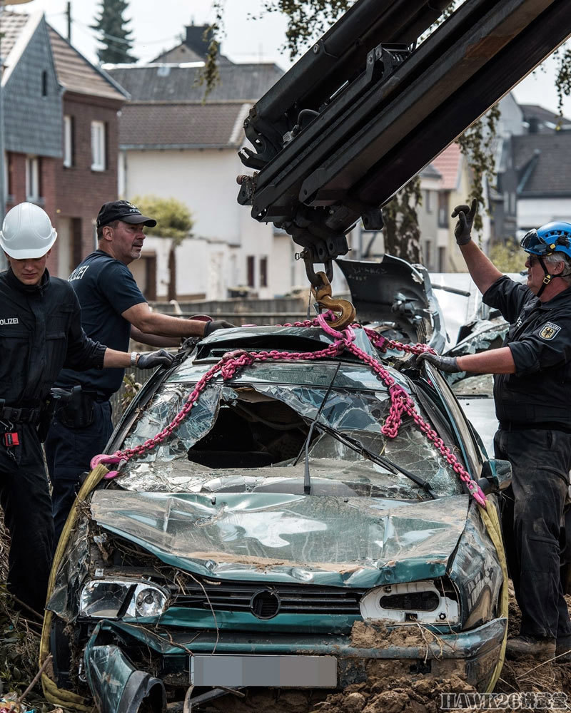 德国联邦警察特种车辆赶赴灾区水炮车送来饮用水协助搜寻遇难者