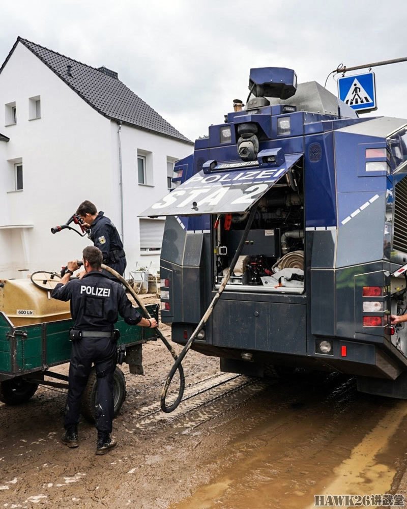 德国联邦警察官方账号发布的这组照片,显示了警方出动了水炮车,防暴车