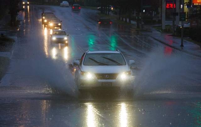 雨天行车六字诀降速控距亮尾