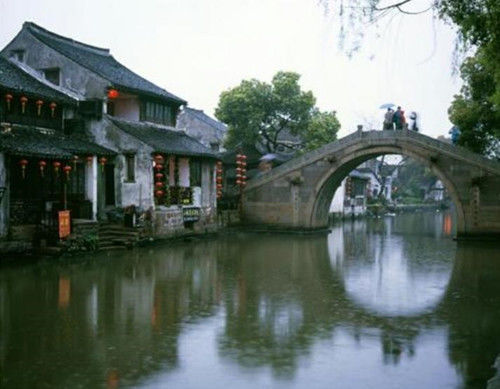 他再婚后仍称呼前妻为"爱妻",前妻终生不改嫁,默默爱他66年