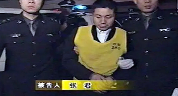 18日下午警方成功抓获准备逃走的张君情妇杨明燕