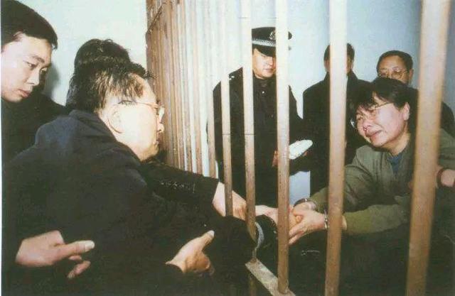 2002年初,查办马向东等案有功集体和个人表彰大会在南京举行