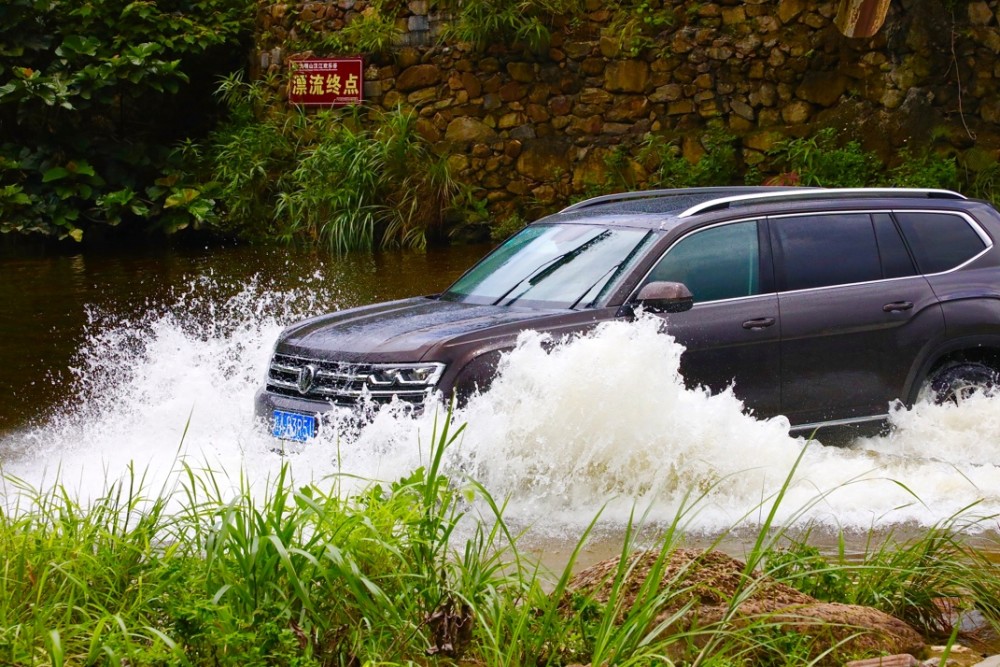 大雨、台风纷纷来袭-枫行视界和你谈谈极端气候的涉水行车技巧