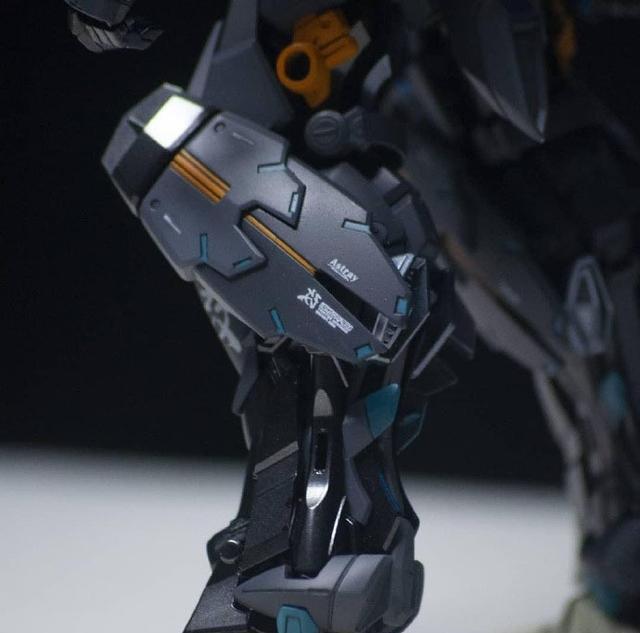 模友将原版红,白色为主的异端高达模型进行了重涂,重涂成了以黑色为