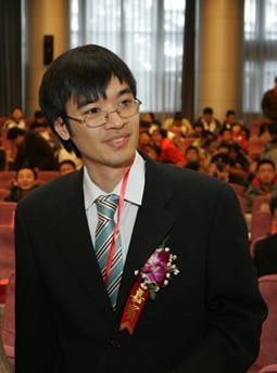 打败霍金爱因斯坦的华裔数学家破世界最高记录为全球智商第一名