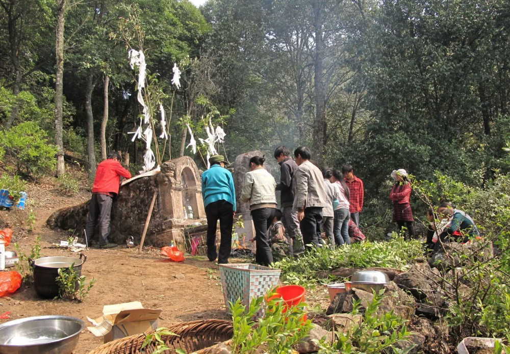 在农村忌讳参与别人家上坟,自家上坟后也不能摆放亲友,到底为何_腾讯