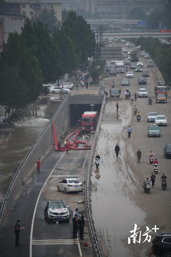 现场镜头京广北路隧道仍在抽水救援被淹车辆已清理大半