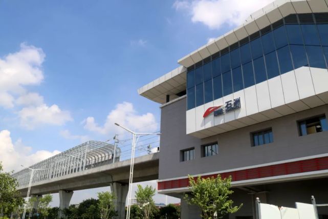 4公里的高架段,其中仙涌站,石洲站和林岳西站的地铁站台位于高架段上.