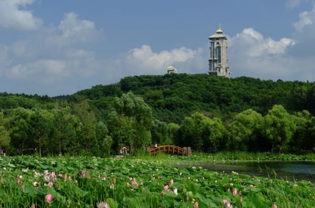 為淨月潭景區,主要是因為淨月潭形似一枚彎月,同時這也是吉林八景之一