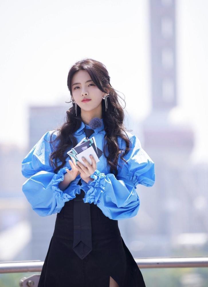 杨超越太适合穿泡泡袖了仙气中带着甜美像误入凡尘的仙女