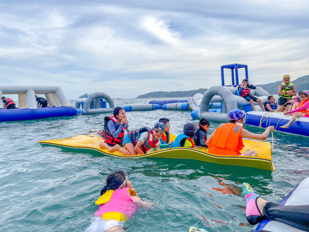 首推海上城堡,整个城堡均由充气床蹦床组成,包括滑梯,跨栏,滚筒,太空
