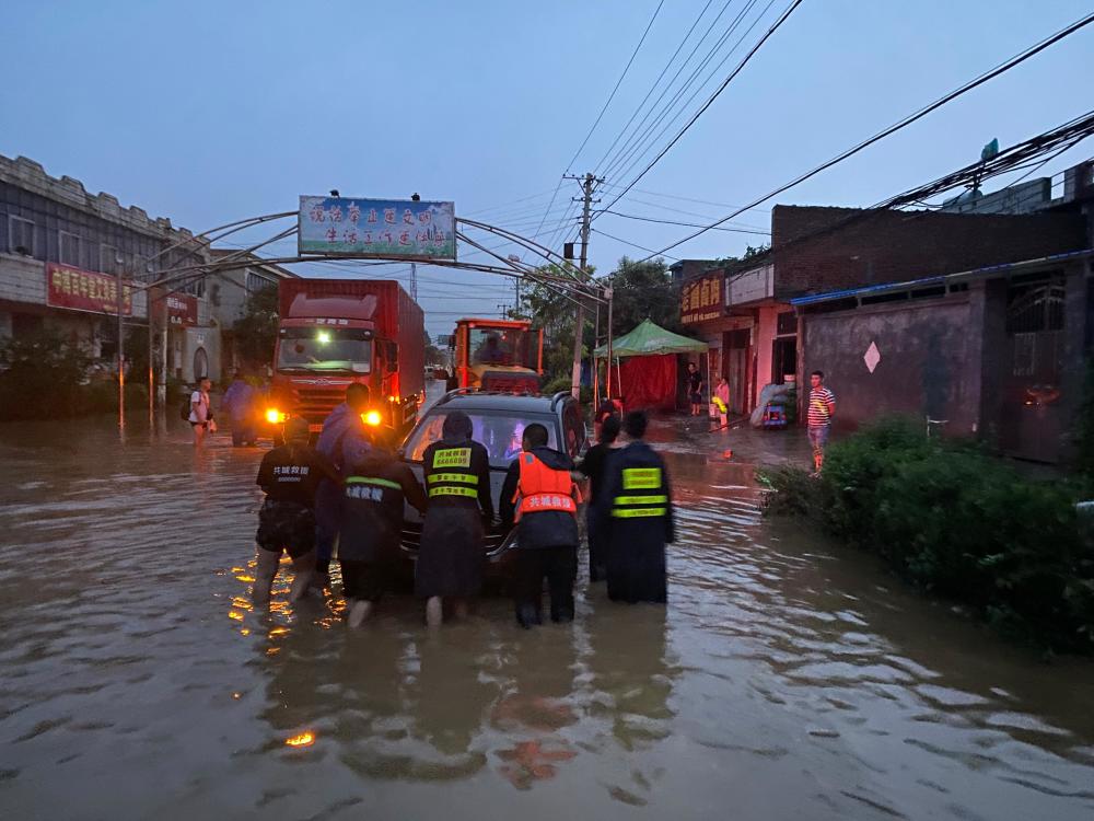 河南新乡:暴雨洪水倾倒时_腾讯新闻