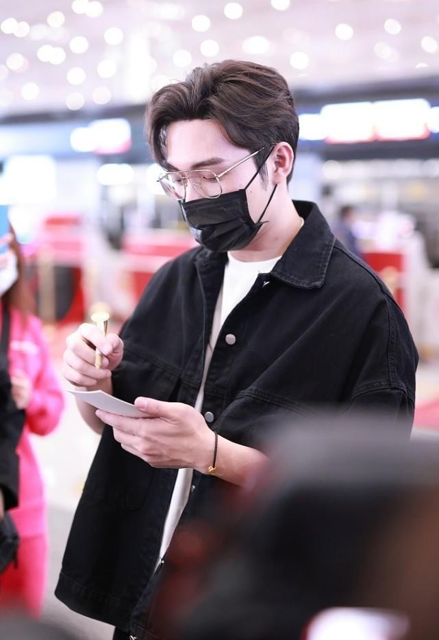 "秦放"张彬彬穿白t戴银链,发型清爽帅气,帅气潮男范儿绝了