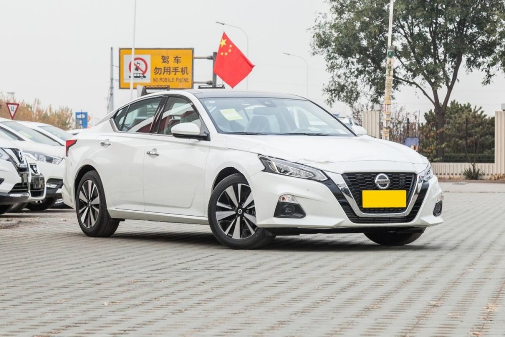 可带娃、可飙车，一台2.0T比凯迪拉克CT5还快，带你看日产天籁