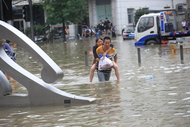 河南洪灾感人图片图片